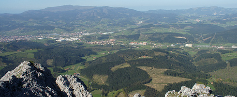 Vista de Abadiño desde la cima del Astxiki