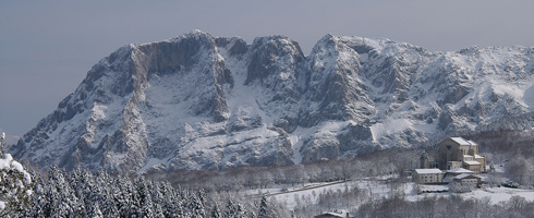Vista del Santuario de Urkiola con el monte Alluitz detrás. Invierno.